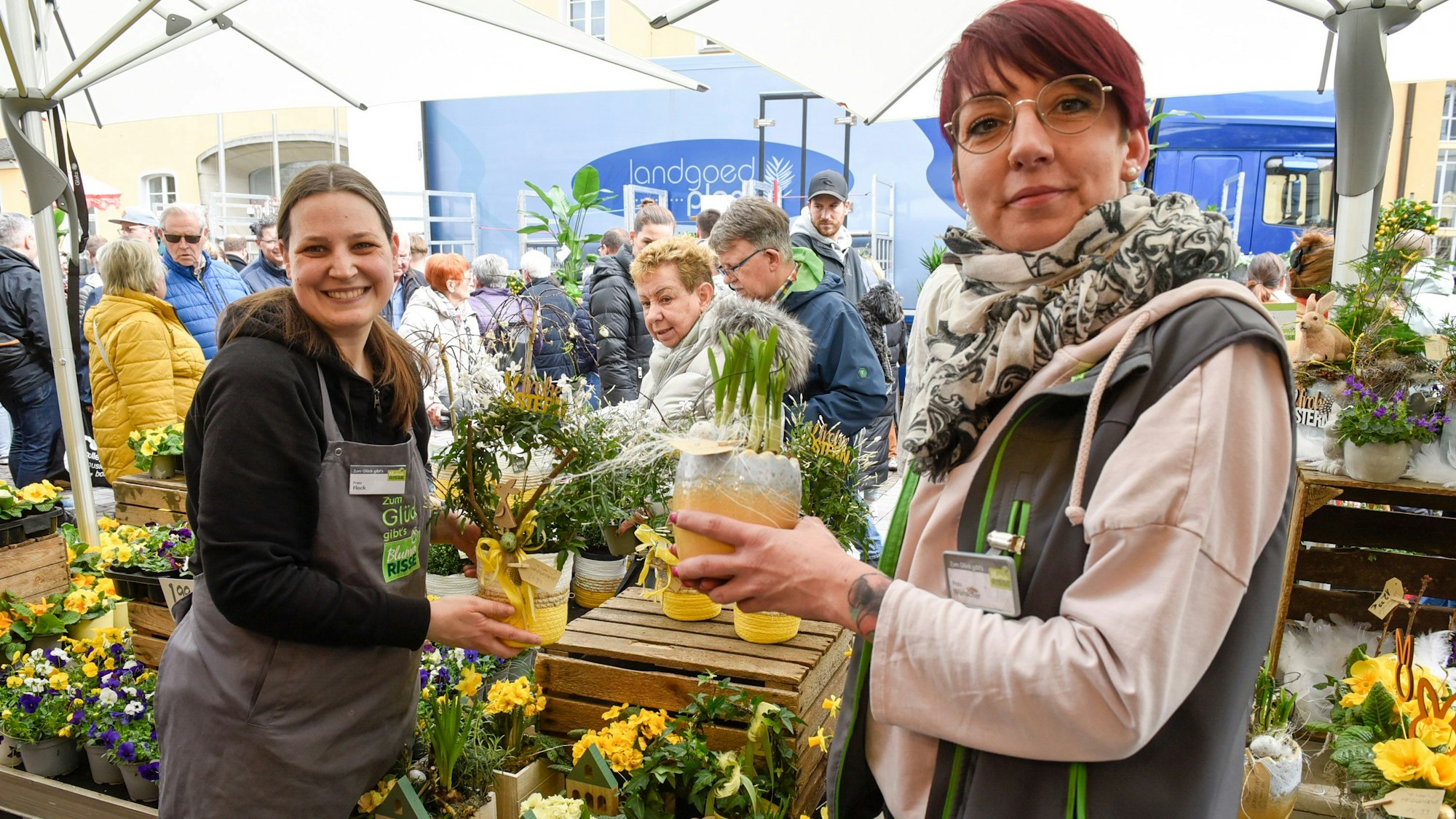Das Bild zeigt einen Blumenladen und die Verkäuferinnen.