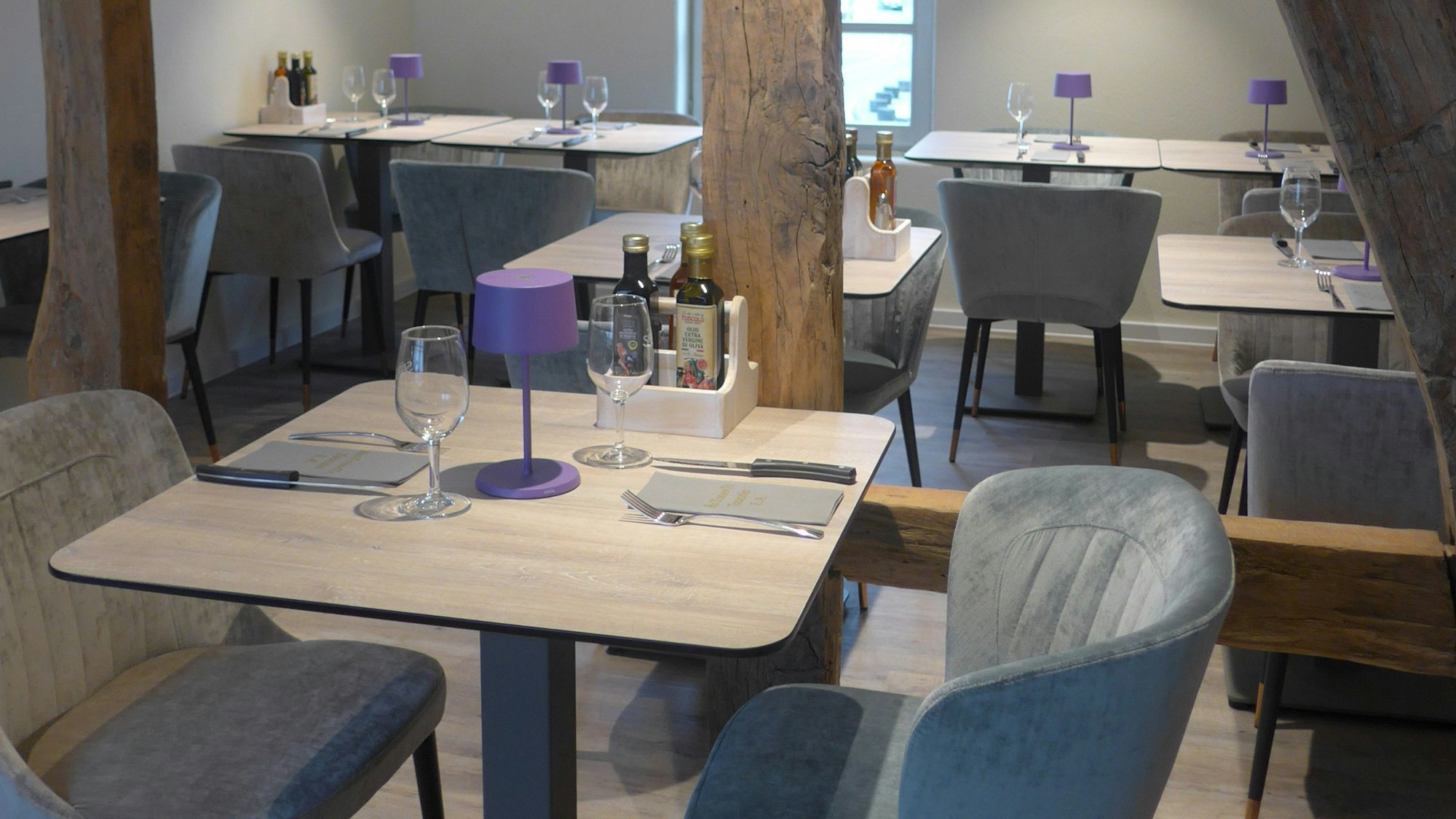 Während es unten schick zugeht, entfaltet sich auf der ersten Etage ein gemütliches Ambiente mit zahlreichen Rückzugsorten und reichlich Fachwerk