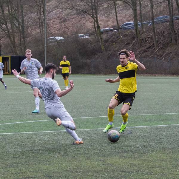 Hohkeppels Enzo Wirtz läuft mit dem Ball am Fuß durch zwei Gegenspieler.