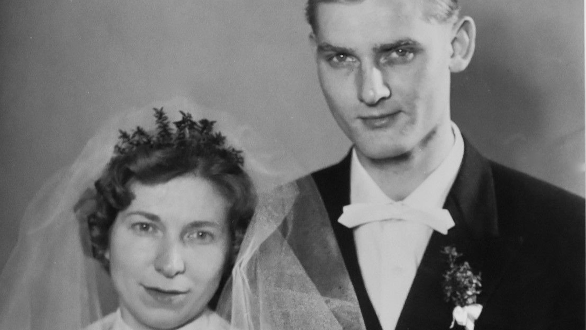 Ein Paar in Hochzeitskleidung.