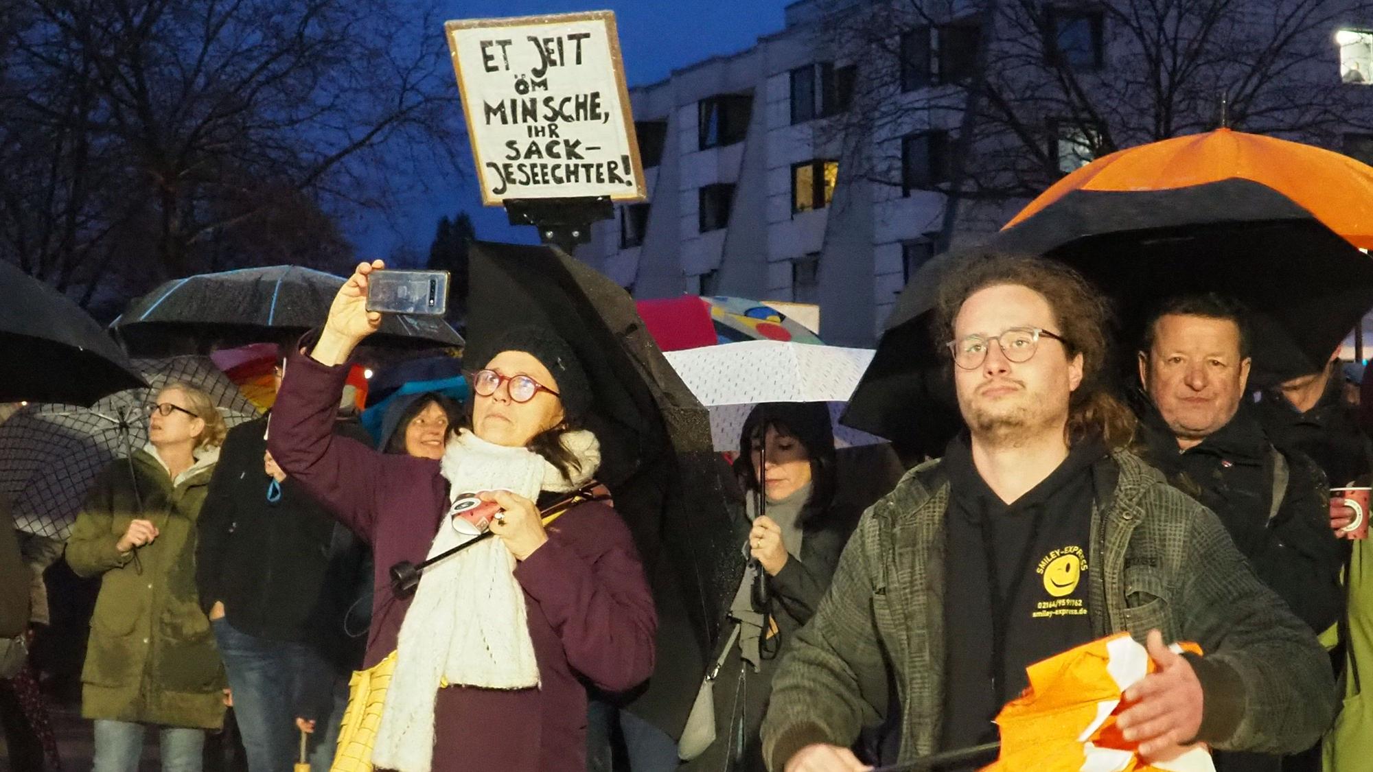 Im Regen harrten Hunderte Bürgerinnen und Bürger aus, um für die Demokratie zu demonstrieren.