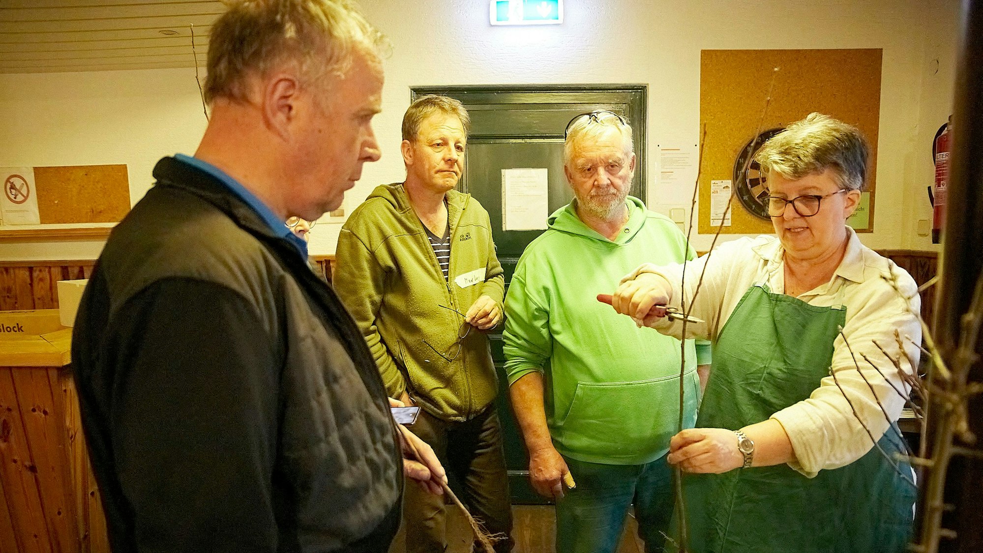 Teilnehmer schauen Astrid Heistert-Klink beim Schnitt aufmerksam zu.