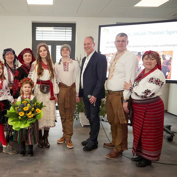 Der Chor und Hermann-Josef Esser haben sich zu einem Gruppenfoto aufgestellt.