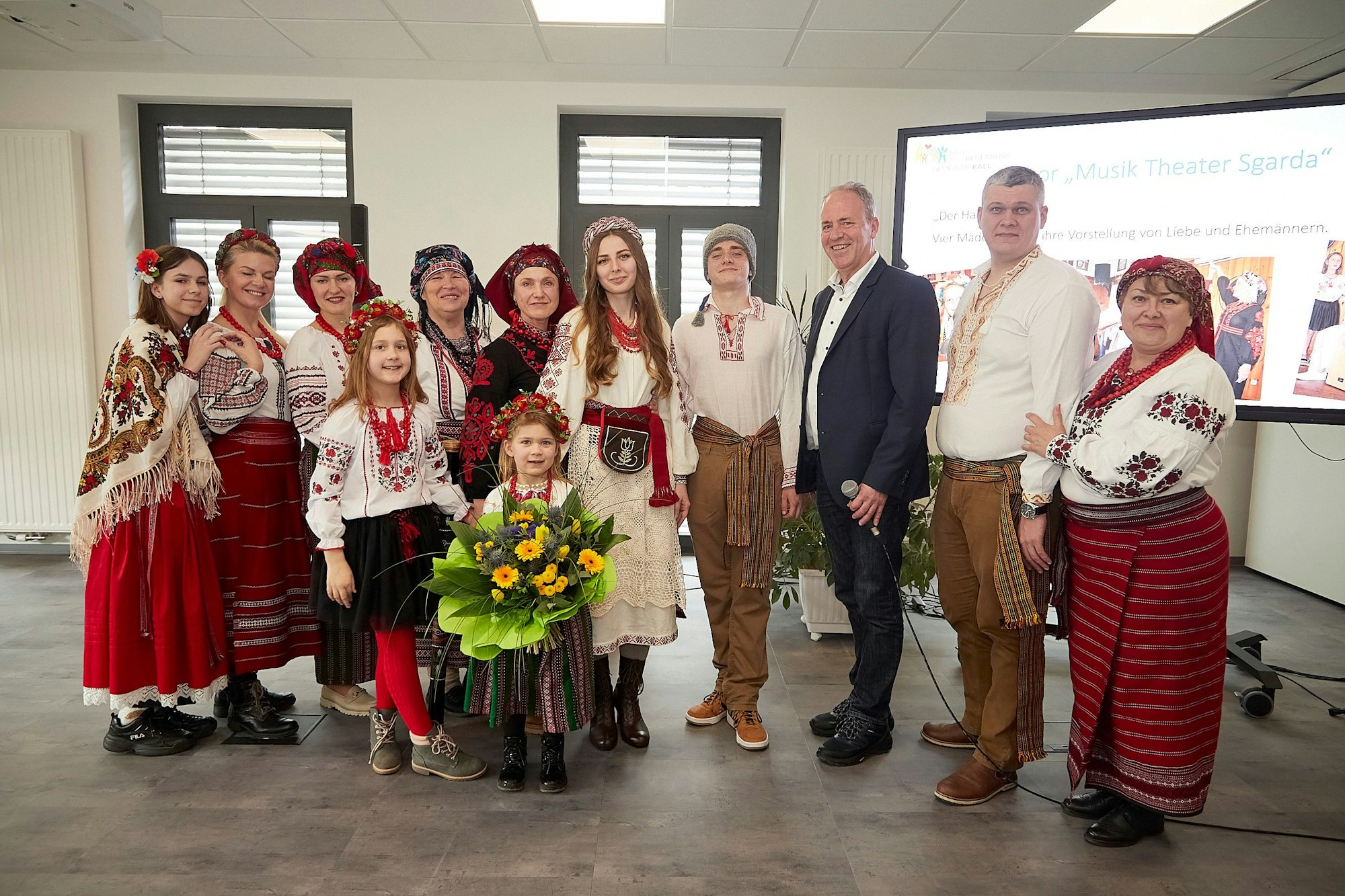 Der Chor und Hermann-Josef Esser haben sich zu einem Gruppenfoto aufgestellt.