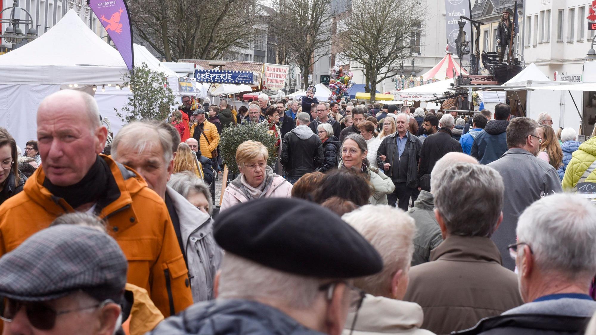 Auf dem Bild sind viele Besucher der Innenstadt zu sehen.