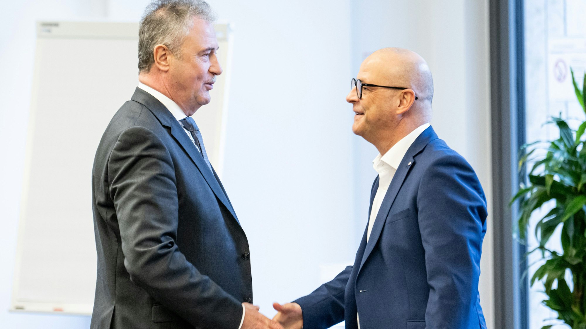 Claus Weselsky (l-r), GDL-Chef, und Martin Seiler, DB-Personalvorstand, kommen zum Auftakt der Tarifverhandlungen zwischen der Deutschen Bahn und der GDL.