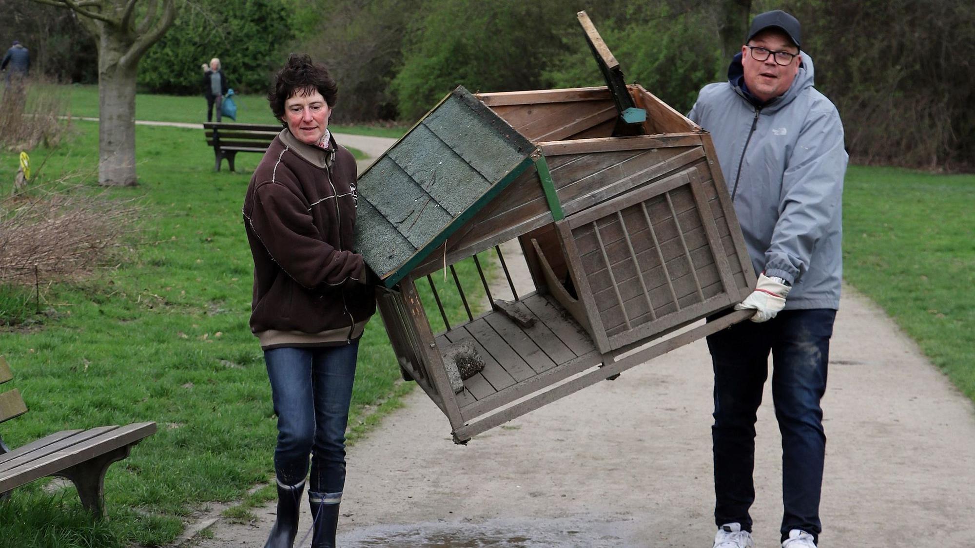 Auf dem Bild sind Helfer beim Müllsammeln zu sehen