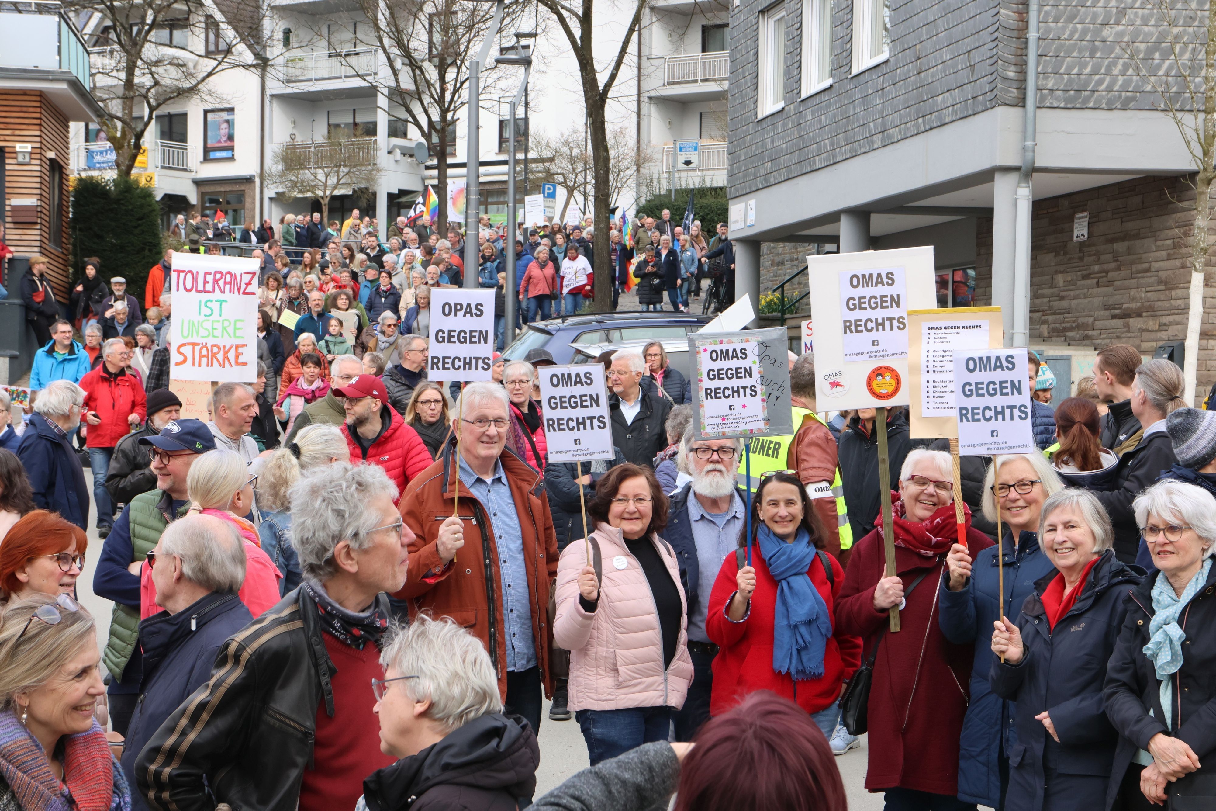Eine Gruppe von Senioren präsentiert Schilder mit der Aufschrift „Omas gegen Rechts“.