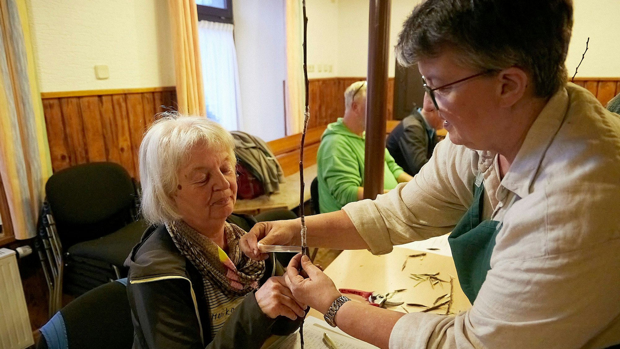 Astrid Heistert-Klink und eine Teilnehmerin bei der Arbeit.