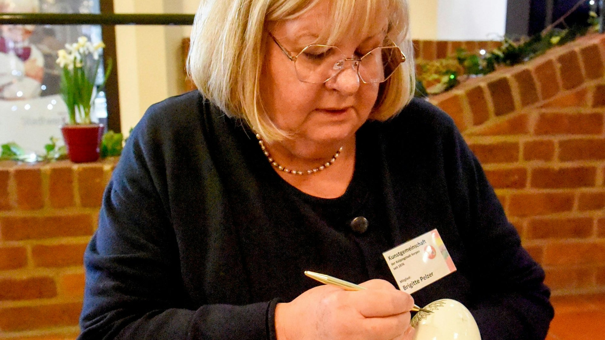 Auf dem Bild ist eine Kunsthandwerkerin zu sehen.