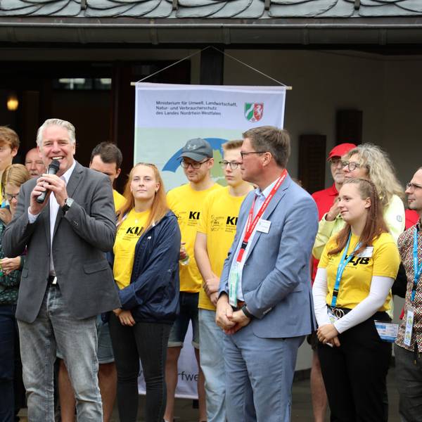 Odenthals Bürgermeister Robert Lennerts bei der Begrüßung der Komission des Wettbewerbs „Unser Dorf hat Zukunft“.
