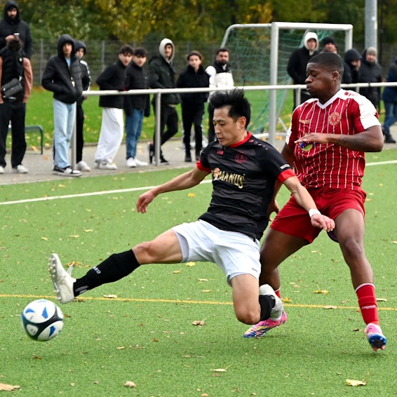 05.11.2023,-Fussball-SpVg. Porz - Fortuna Köln II
links: Ibuki Noguchi (Porz)
rechts: Daniel Sopo (Fortuna Köln)
Foto: Uli Herhaus