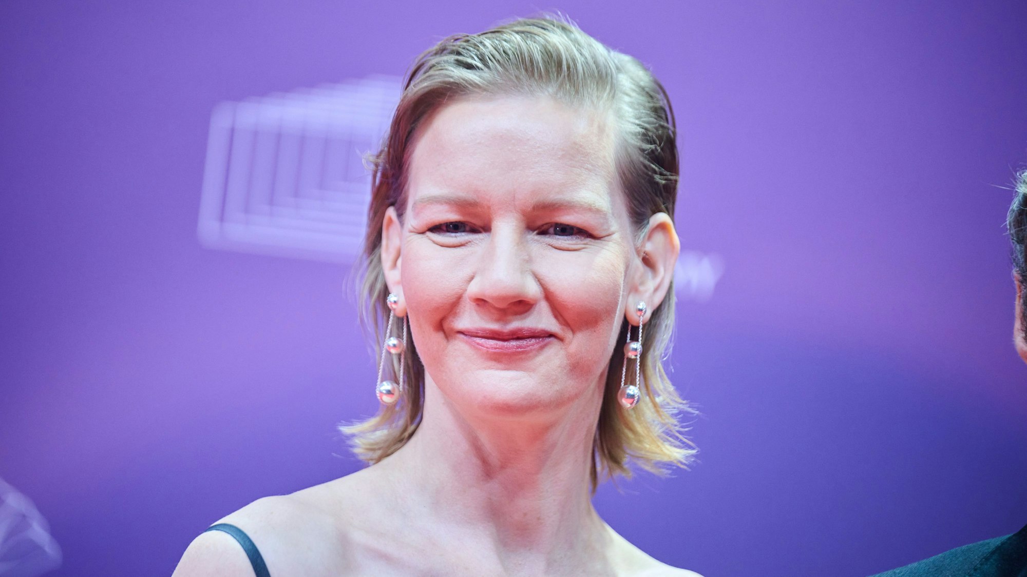 ARCHIV - 09.12.2023, Berlin: Sandra Hüller kommt zur Verleihung des Europäischen Filmpreises. (zu dpa: «Bundeskanzler Scholz dankt deutschen Oscar-Anwärtern») Foto: Annette Riedl/dpa +++ dpa-Bildfunk +++