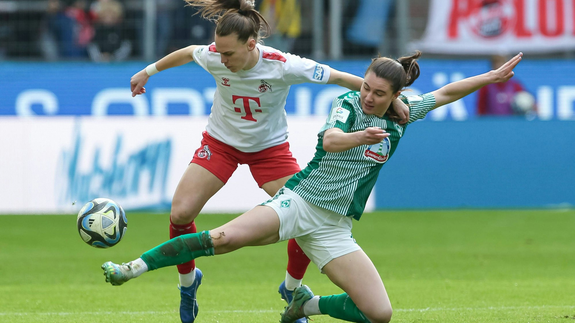 Kölns Dora Zeller (l.) trifft im Derby auf ihre Leverkusener Ex-Kolleginnen.