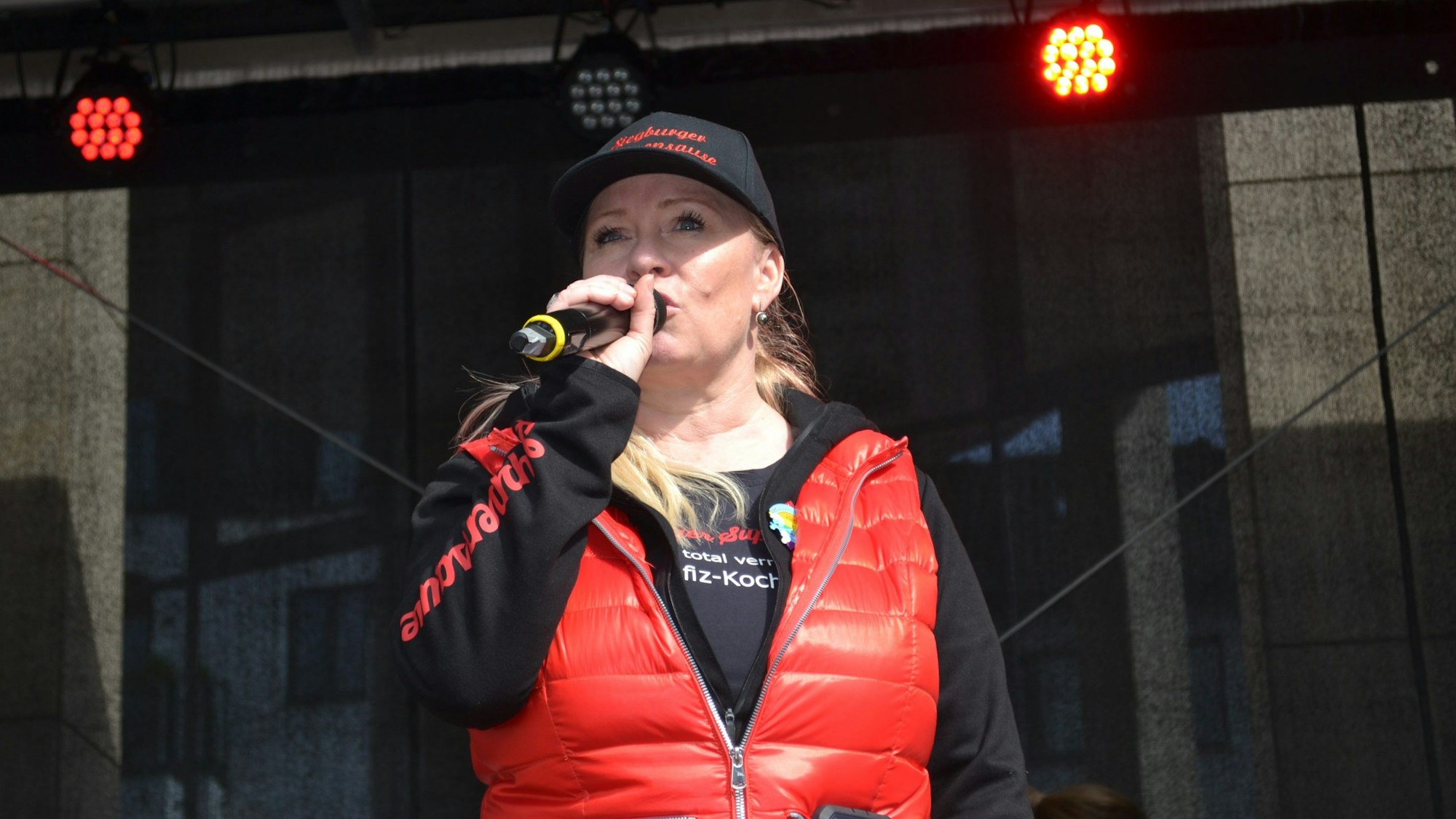 Initiatorin Sandra Owoc-Schönhoff mit roter Weste und einem Mikrofon in der Hand. Sie war als Krisenmanagerin gefragt.