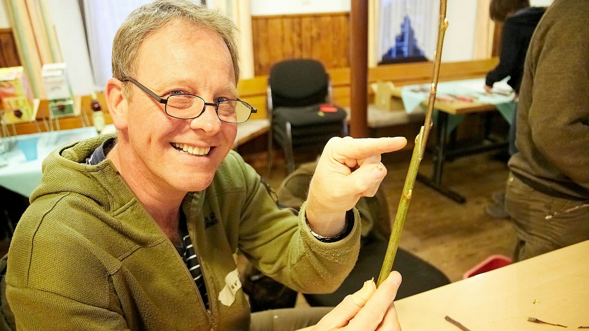 Markus Schmitz zeigt stolz auf sein Probestück.