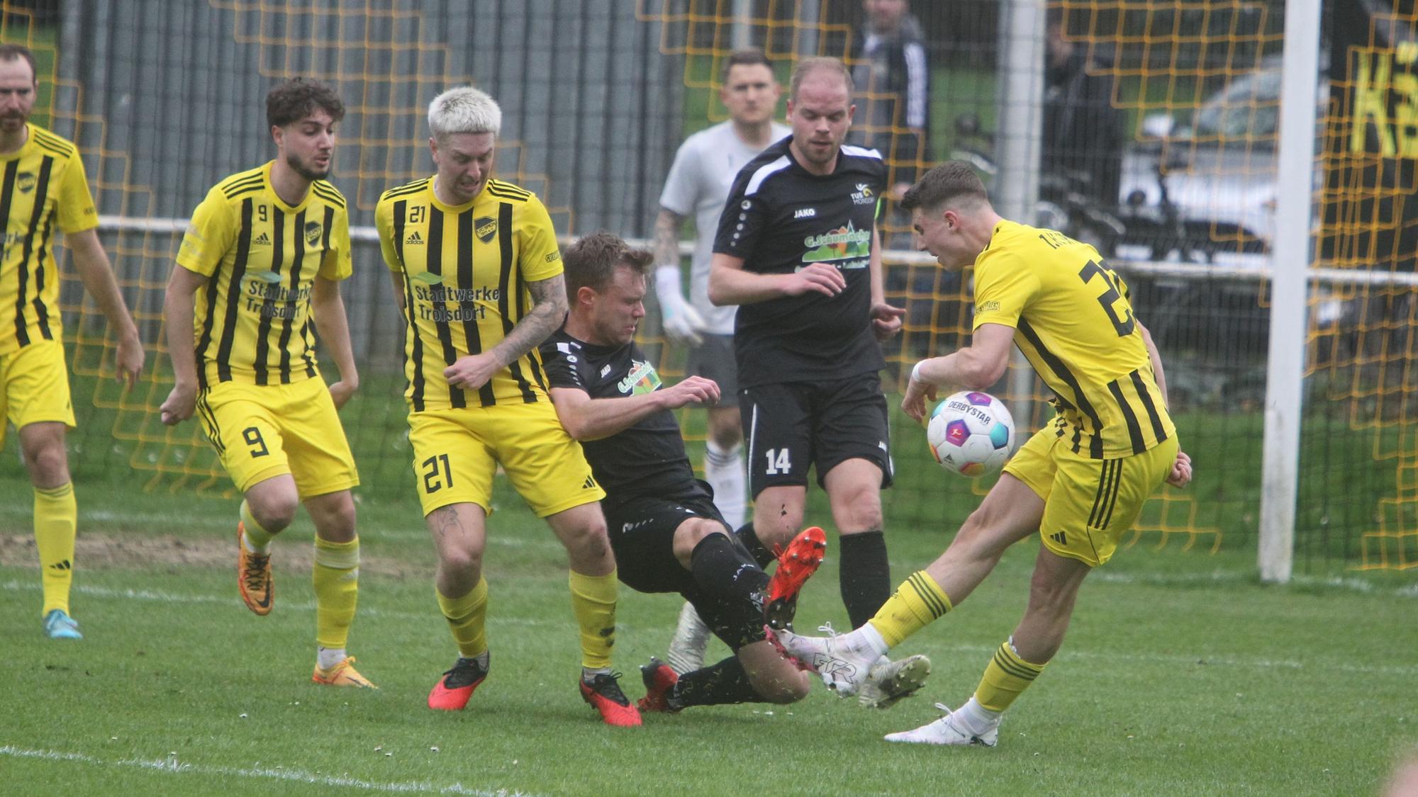 Packende Duell lieferten sich die Teams im Lokalderby: Hier kämpfen Mondorfs Fabian Welt (Mitte) und Aleksandar Djakusic (rechts) um den Ball.