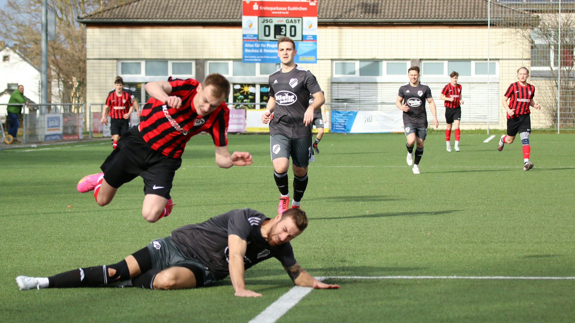 Ein harter Zweikampf, bei dem sich Luke Bungart, der hier in der Luft schwebt, verletzt.