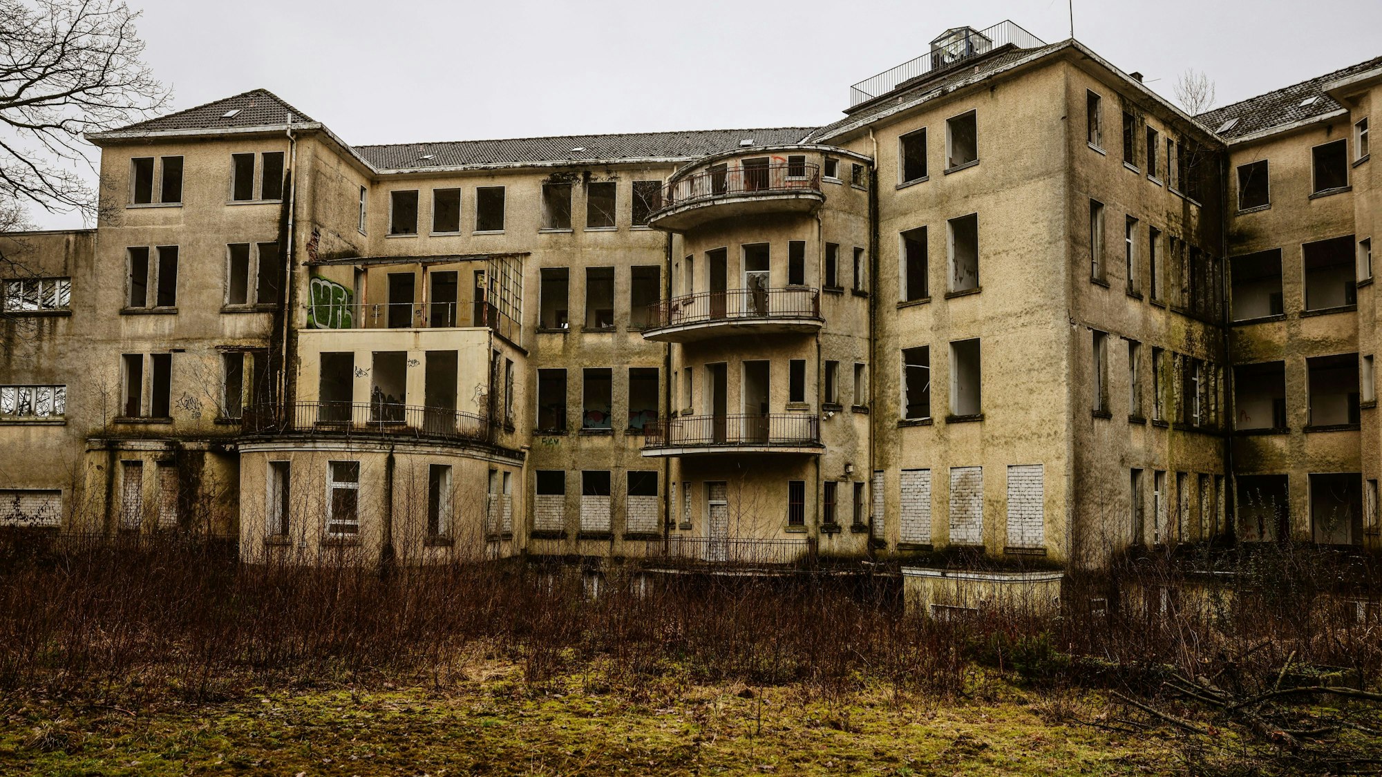 Das Hauptgebäude ist in einem heruntergekommenen Zustand. Auch das Umfeld macht einen verwahrlosten Eindruck.