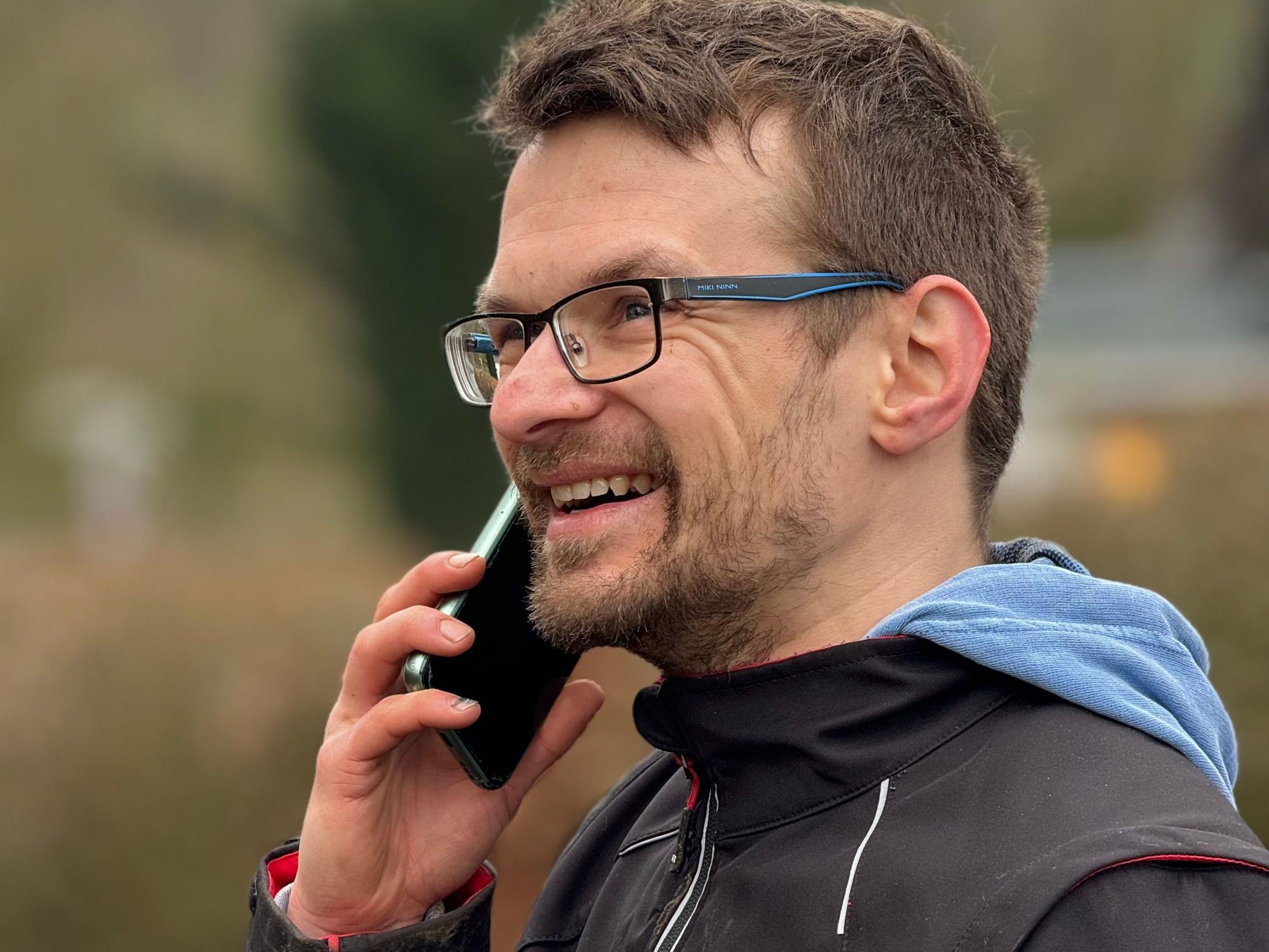 Ein Mann hält ein Mobiltelefon ans Ohr.
