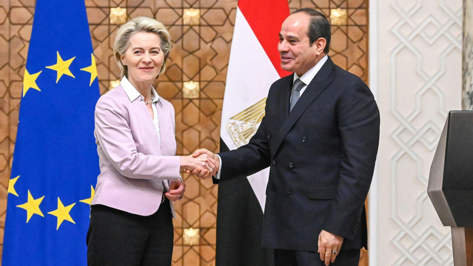 Abdel Fattah al-Sisi (r), Präsident von Ägypten, empfängt Ursula von der Leyen, Präsidentin der Europäischen Kommission, vor zwei Jahren im Präsidentenpalast.