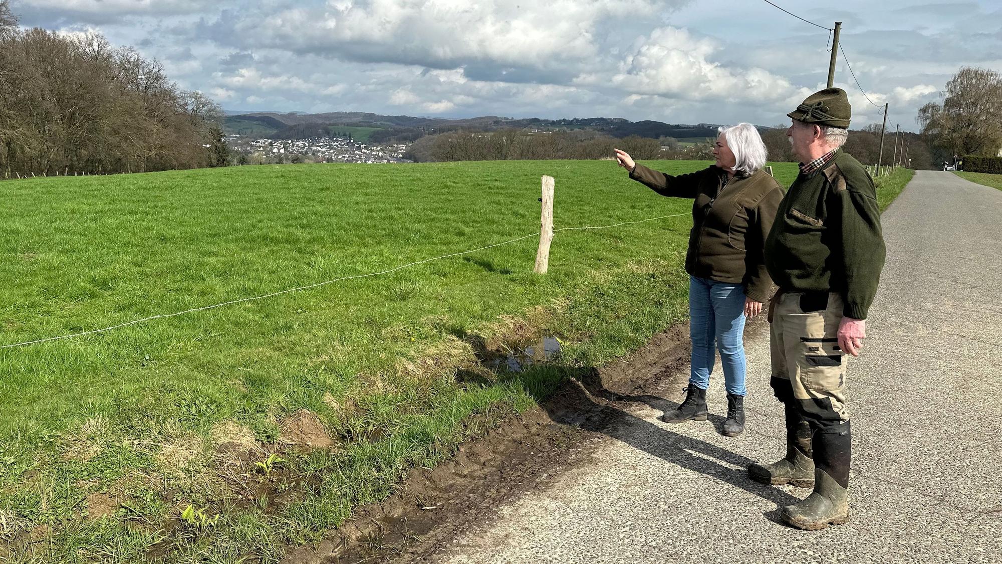 Die Jäger Elisabeth und Fritz Trimborn zeigen, wo am Sonntag, 17. März 2024, ein Wolf die Straße gekreuzt hat.
