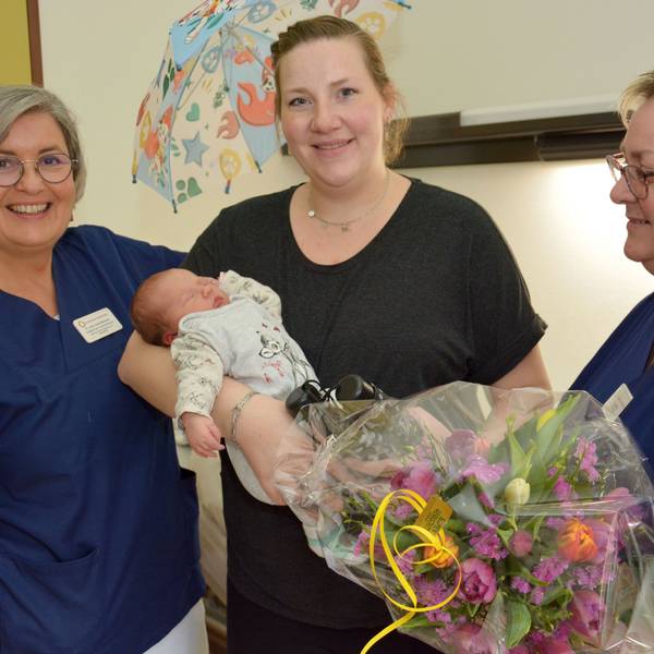 Alles ist gut gegangen, Baby Romy ist kerngesund: Chefärztin Anja Weishap (von links), Mutter Lisa Börsch und Stationsleiterin Evelyn Christian nach der plötzlichen Geburt am Samstag. Diese hält einen Strauß Blumen in der Hand und die Mutter ihr Baby auf dem Arm.