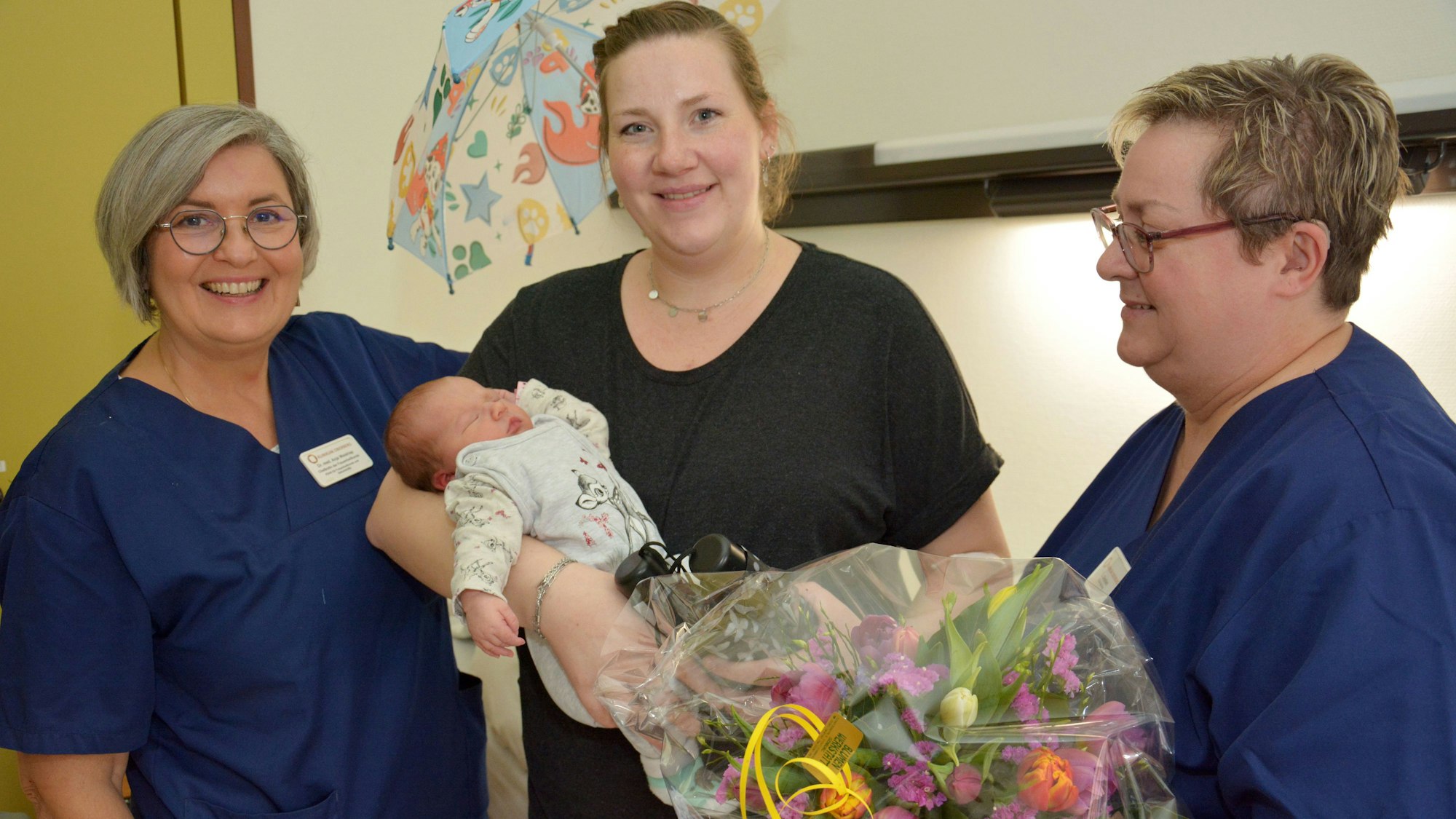 Alles ist gut gegangen, Baby Romy ist kerngesund: Chefärztin Anja Weishap (von links), Mutter Lisa Börsch und Stationsleiterin Evelyn Christian nach der plötzlichen Geburt am Samstag. Diese hält einen Strauß Blumen in der Hand und die Mutter ihr Baby auf dem Arm.