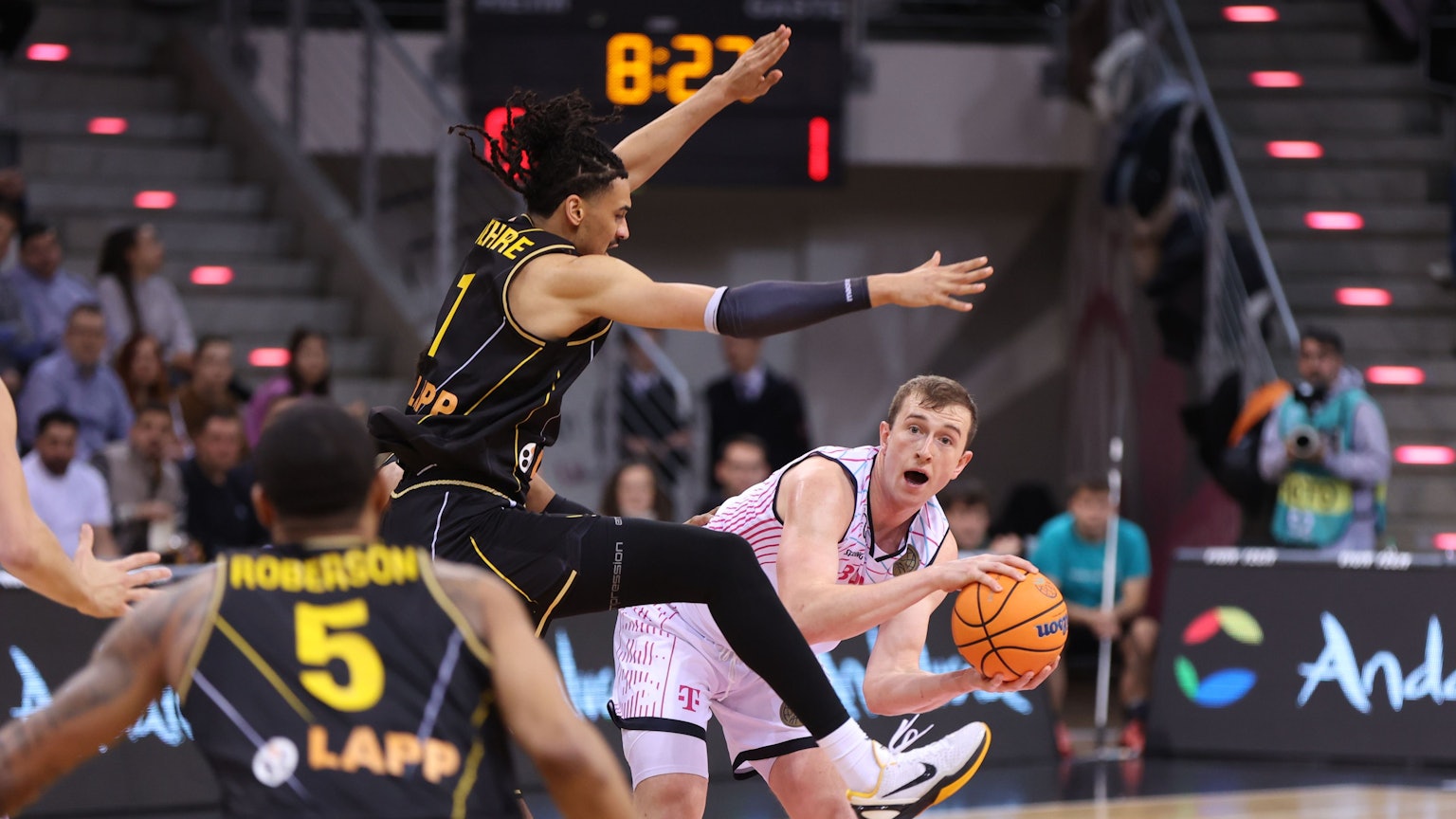Im Hinspiel gegen Ludwigsburg: Die Passwege sind zugestellt, da braucht Thomas Kennedy (r.) eine andere Anspielstation.