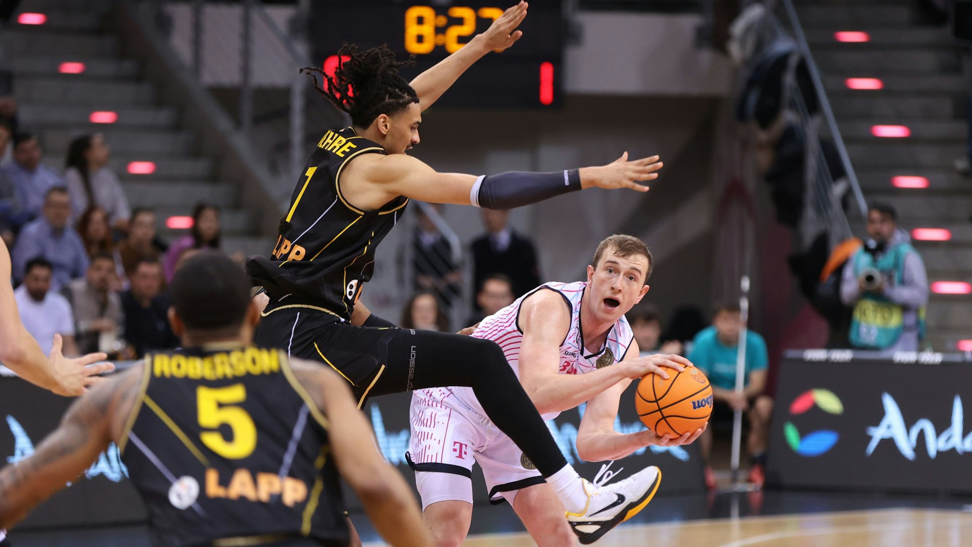 Im Hinspiel gegen Ludwigsburg: Die Passwege sind zugestellt, da braucht Thomas Kennedy (r.) eine andere Anspielstation.