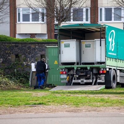 Ein Lkw, beladen mit Elektroverteilerkästen, steht auf der Deutzer Werft.