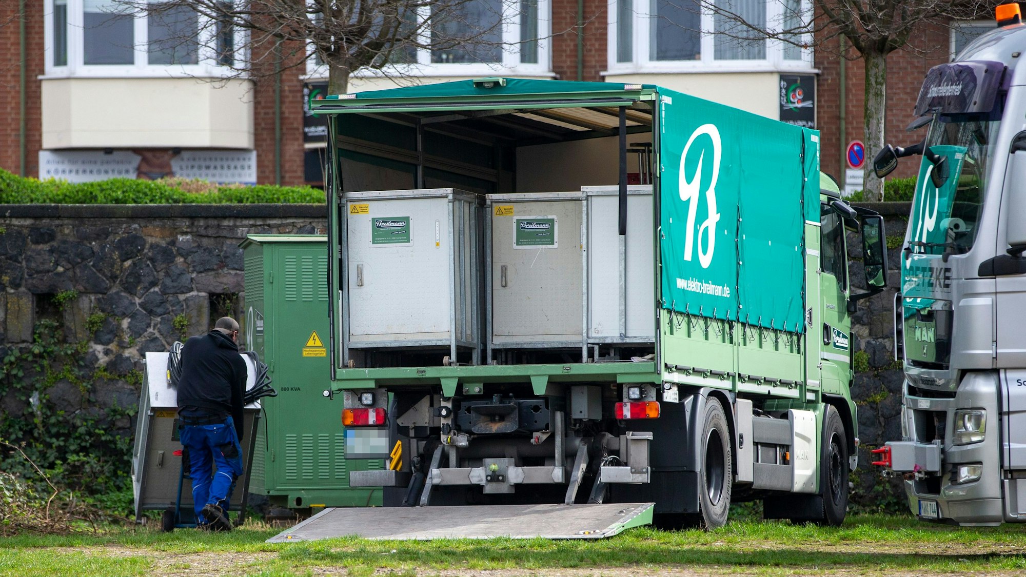Ein Lkw, beladen mit Elektroverteilerkästen, steht auf der Deutzer Werft.