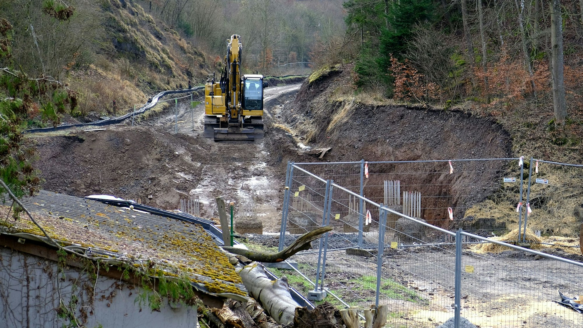Baustelle einer neuen Bahnbrücke im Bereich „An der Spick“ zwischen Sötenich und Urft. Ein Bagger steht auf der Bahntrasse.