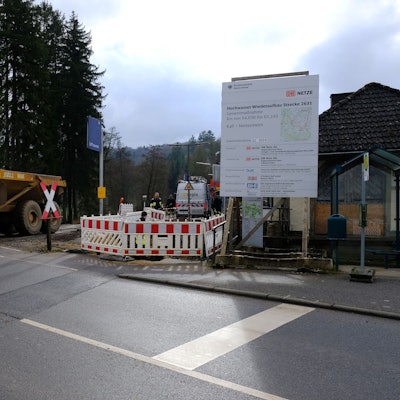 Bauarbeiten zum Wiederaufbau der Eifelstrecke: ein Muldenkipper am Bahnhof in Urft.