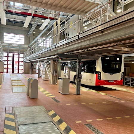 Ein Bus steht in einer riesigen Werkstatthalle.