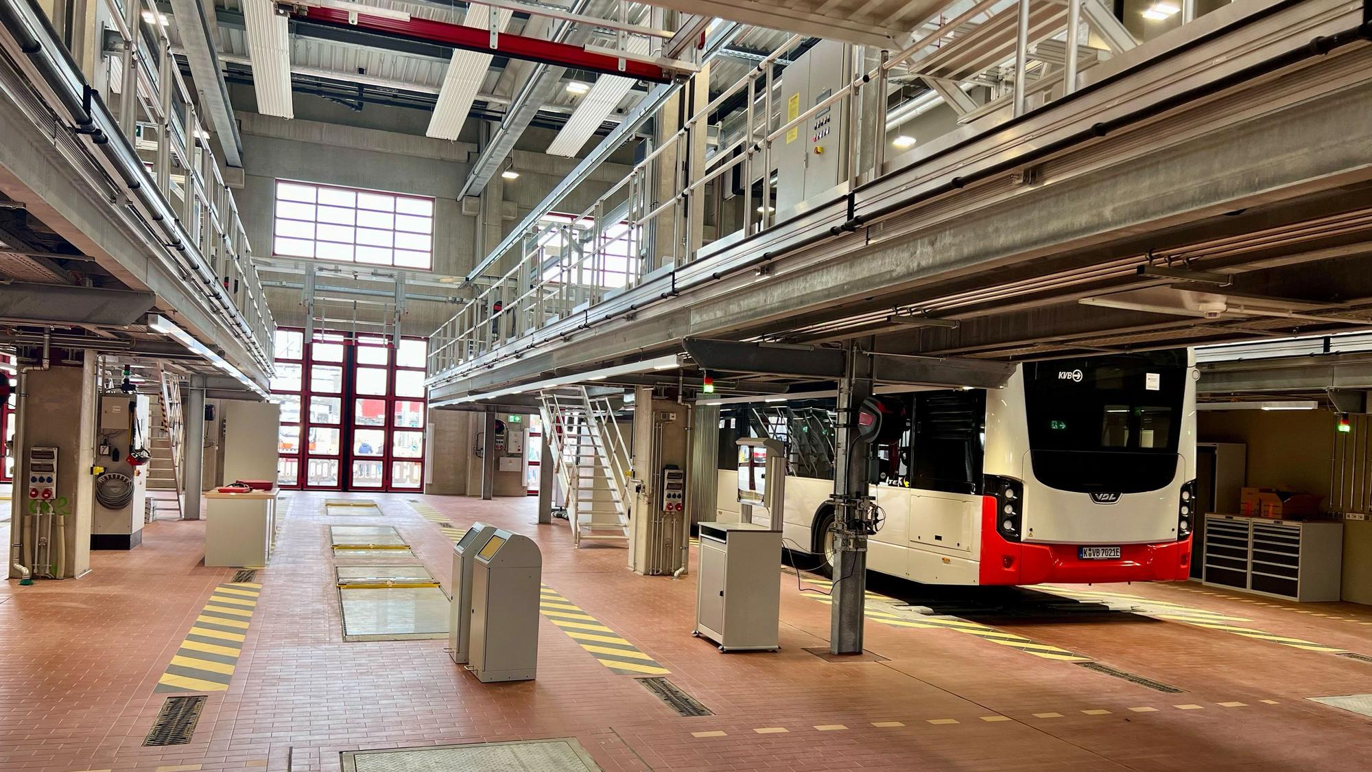 Ein Bus steht in einer riesigen Werkstatthalle.