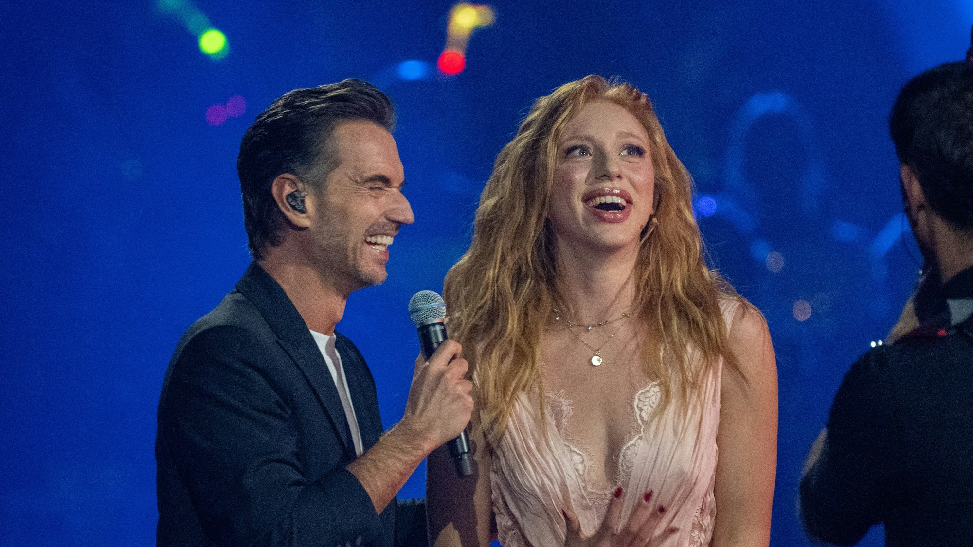Florian Silbereisen (l) spricht mit Anna Ermakova bei der Live-Fernsehshow „Schlagerchampions 2024“ im Velodrom.