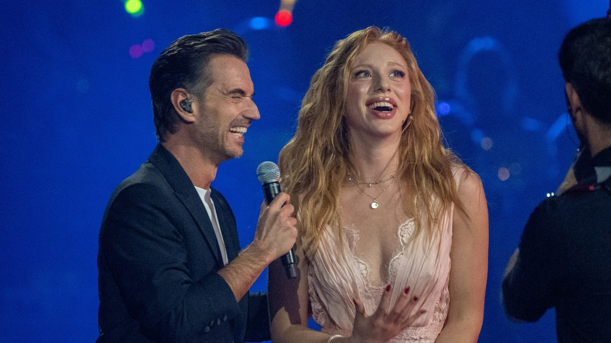 Florian Silbereisen (l) spricht mit Anna Ermakova bei der Live-Fernsehshow «Schlagerchampions 2024» im Velodrom.