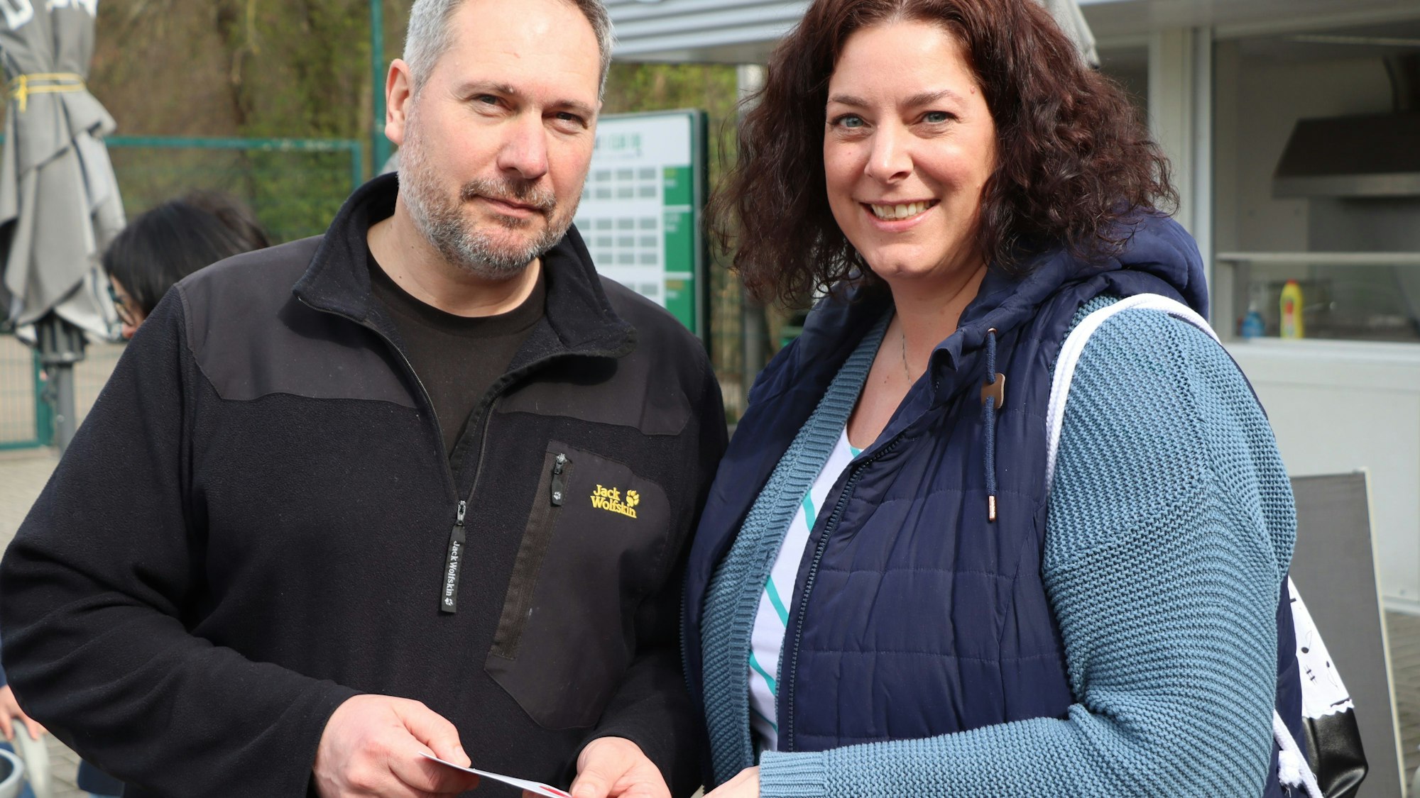 Melanie Reinhardt aus Alfter hat mit Freunden die Werbetrommel gerührt und Flyer verteilt - Sven Peterson hat die Aktion zur Typisierung bei der DKMS angeregt und organisiert.