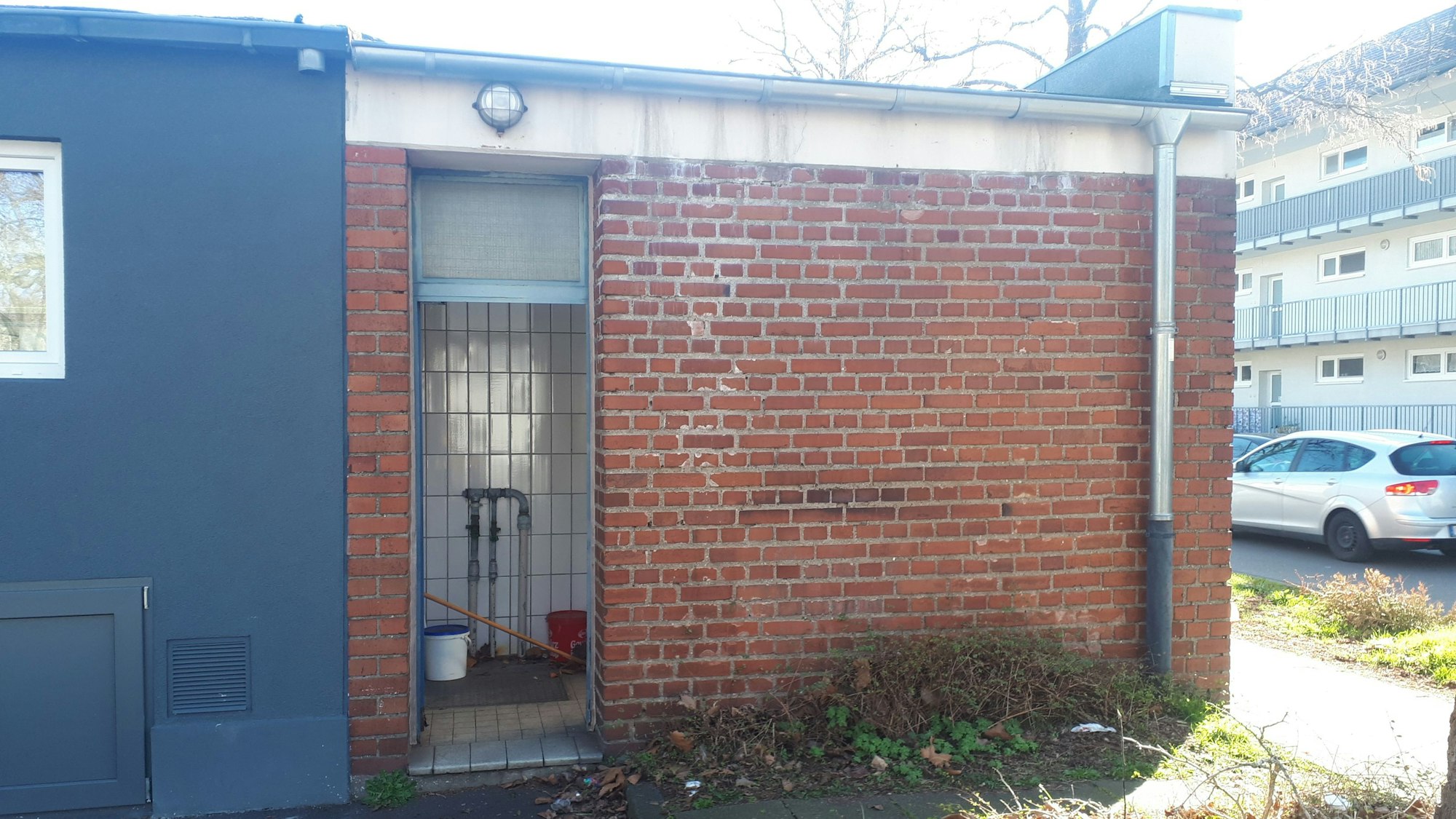 Der WC-Trakt am Longericher Markt ist verwahrlost.