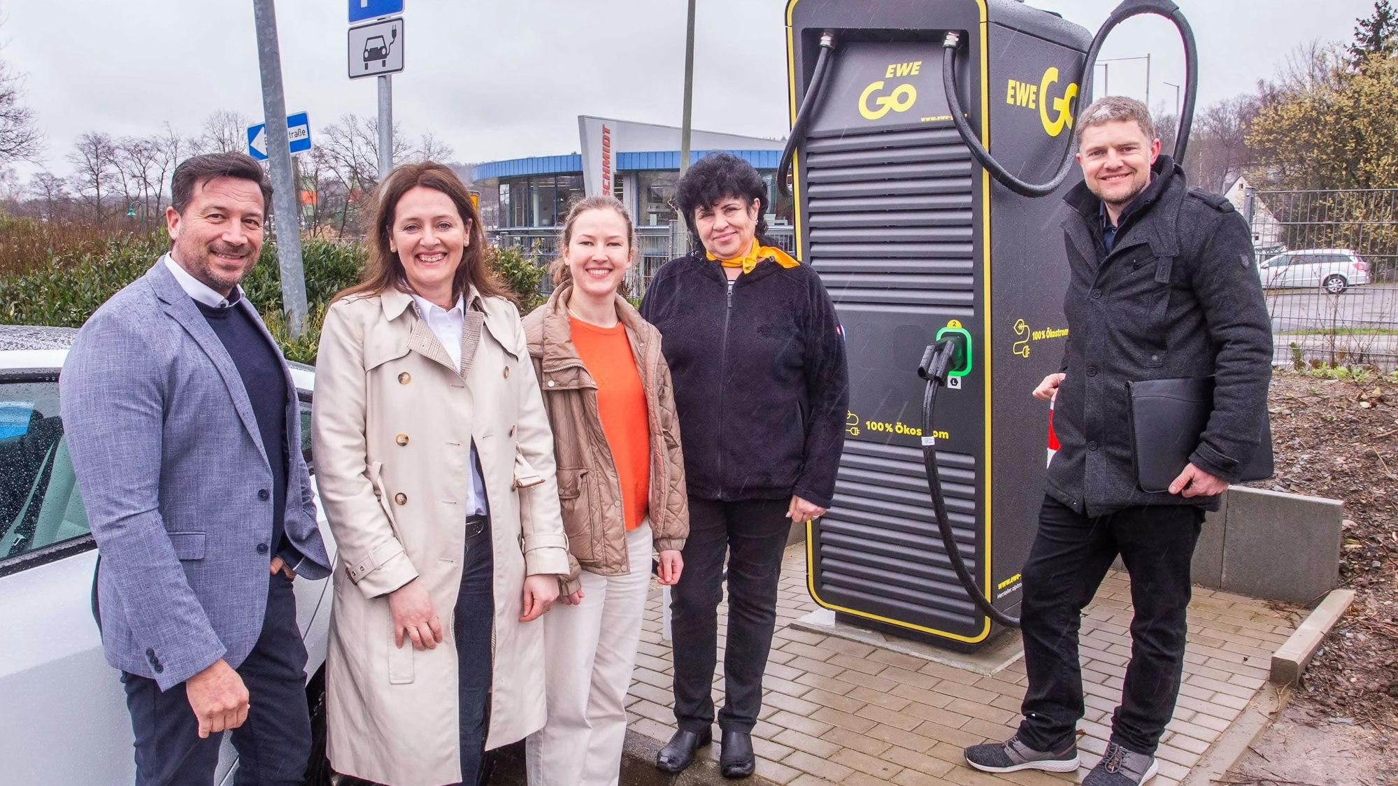 In der Stadt Waldbröl ist jetzt die allererste Schnellladesäule in Betrieb genommen worden, eingeweiht haben diese (von links): Junis Urban (McDonald's-Franchise-Nehmer), Bürgermeisterin Larissa Weber, Anna Vossmann (Ewe Go), Elena Kubrjak (Betriebsleiterin McDonald's) und Waldbröls Klimaschutzmanager Rudolf Bergen