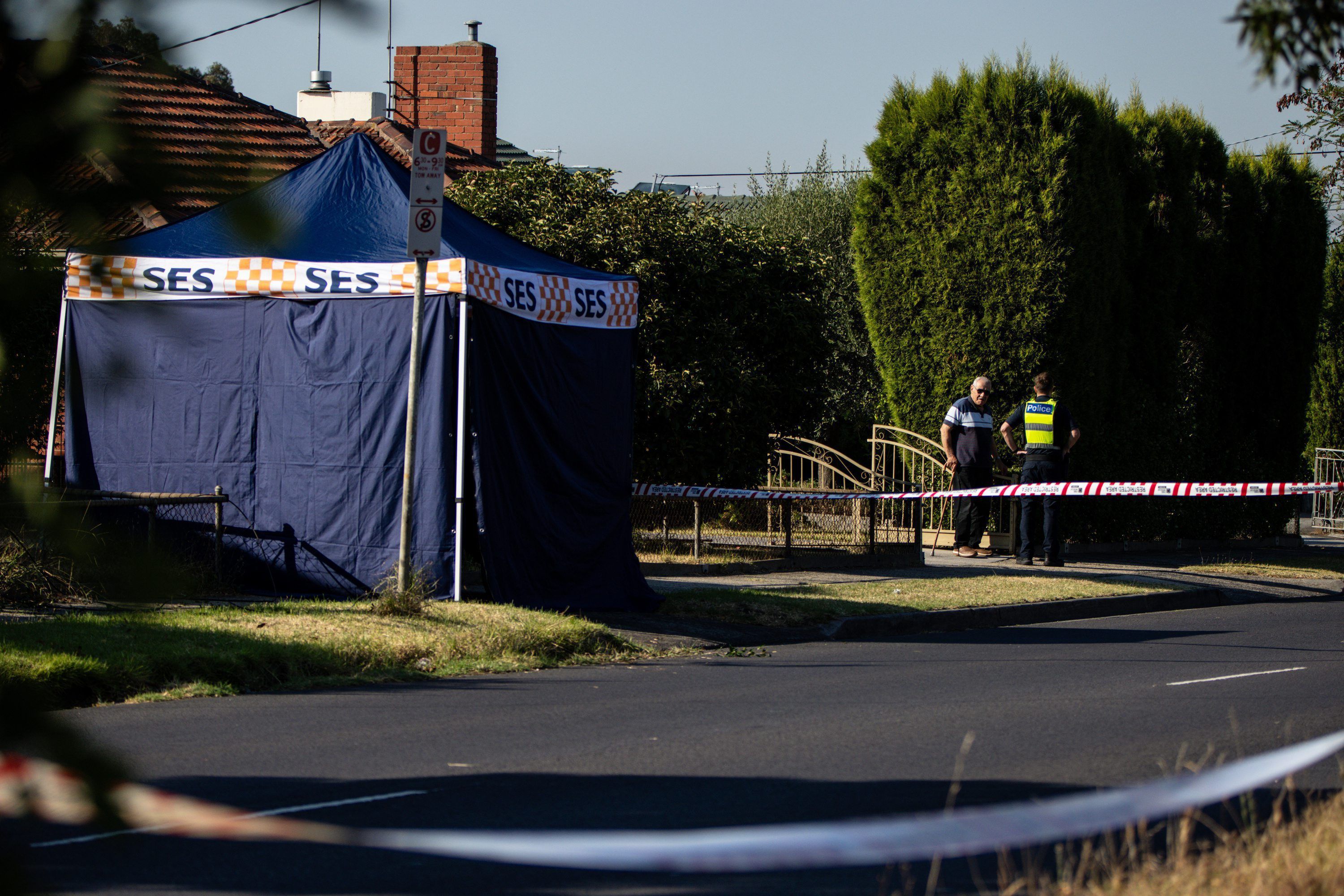 Melbourne: Eine Polizistin spricht nach dem Fund einer Leiche in der Albert Street im Vorort Preston mit einem Anwohner. Der Mann war aus einem Heißluftballon gestürzt,