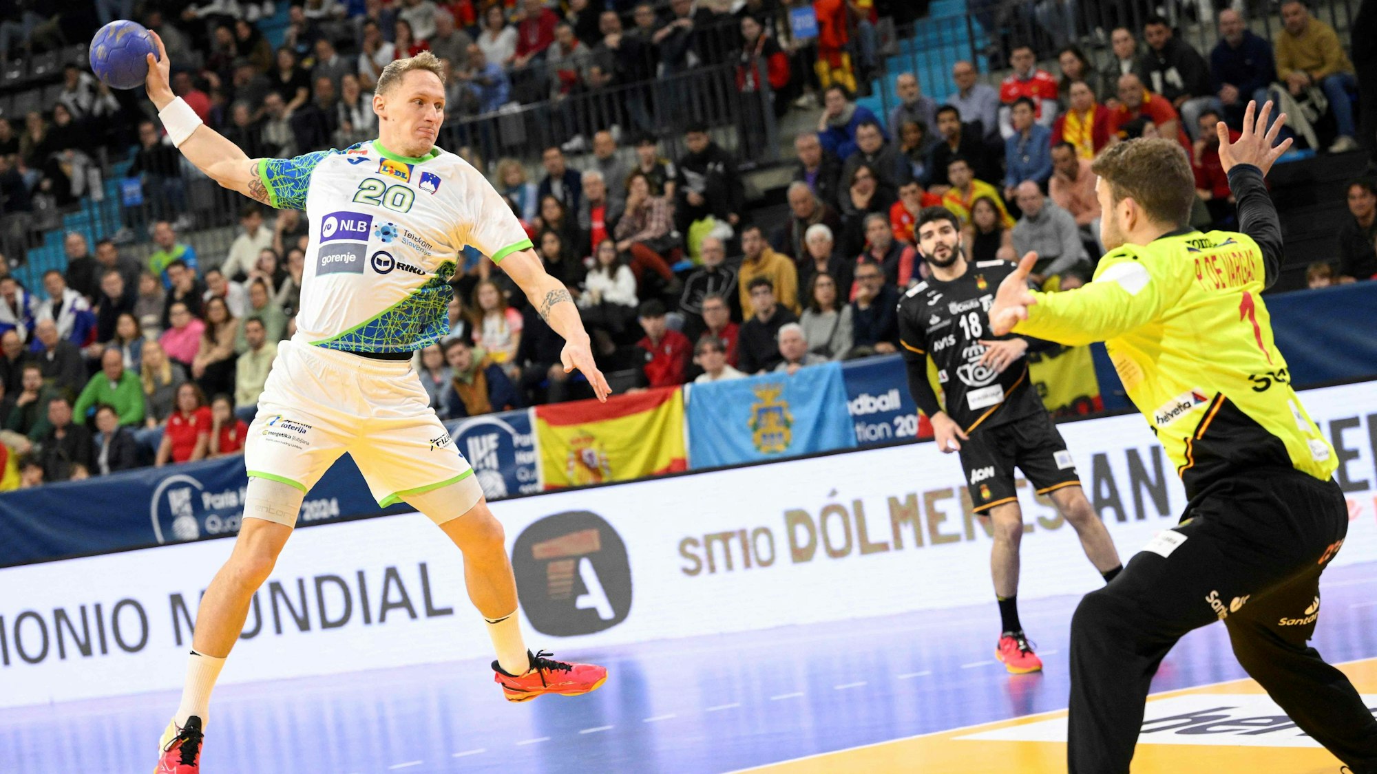 Tilen Kodrin springt mit dem Ball in der rechten Hand auf Spaniens Torhüter Gonzalo Perez de Vargas zu.