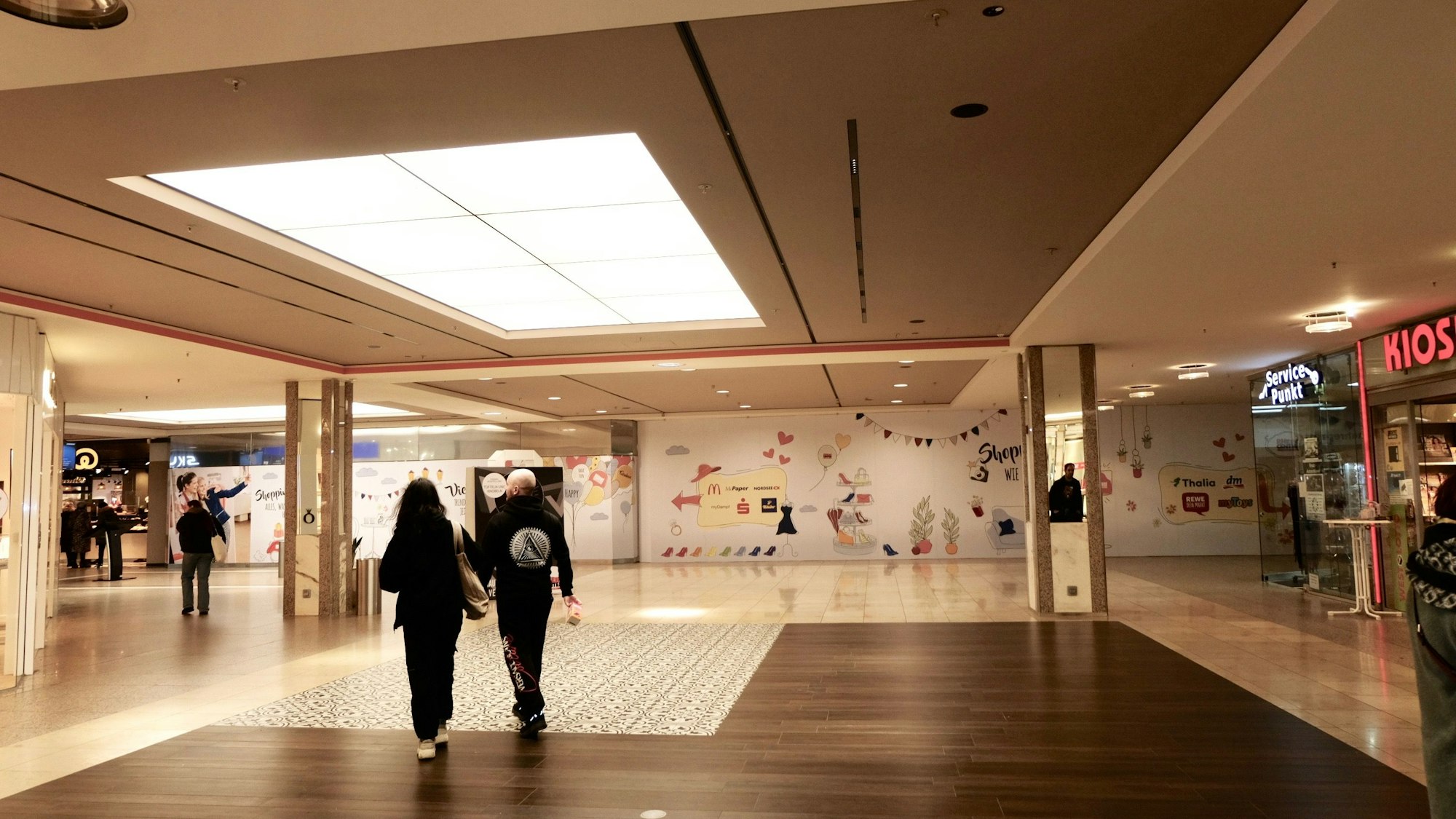 Die verbarrikadierte Galeria-Kaufhof-Filiale im Rhein-Center Köln-Weiden.