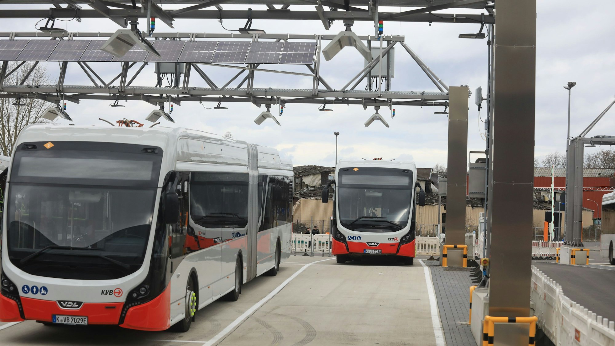 Elektro-Busse auf dem neuen Busbetriebshof stehen auf dem neuen Betriebshof der KVB in Köln-Porz.