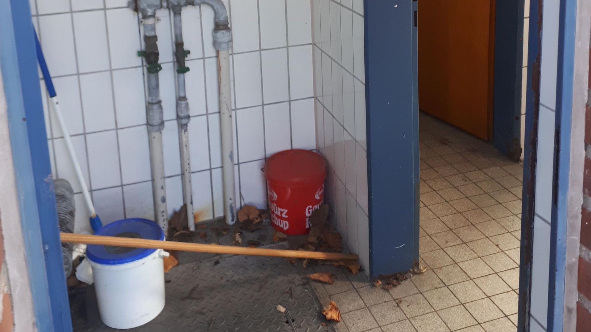 Der WC-Trakt am Longericher Markt ist in schlechtem Zustand.