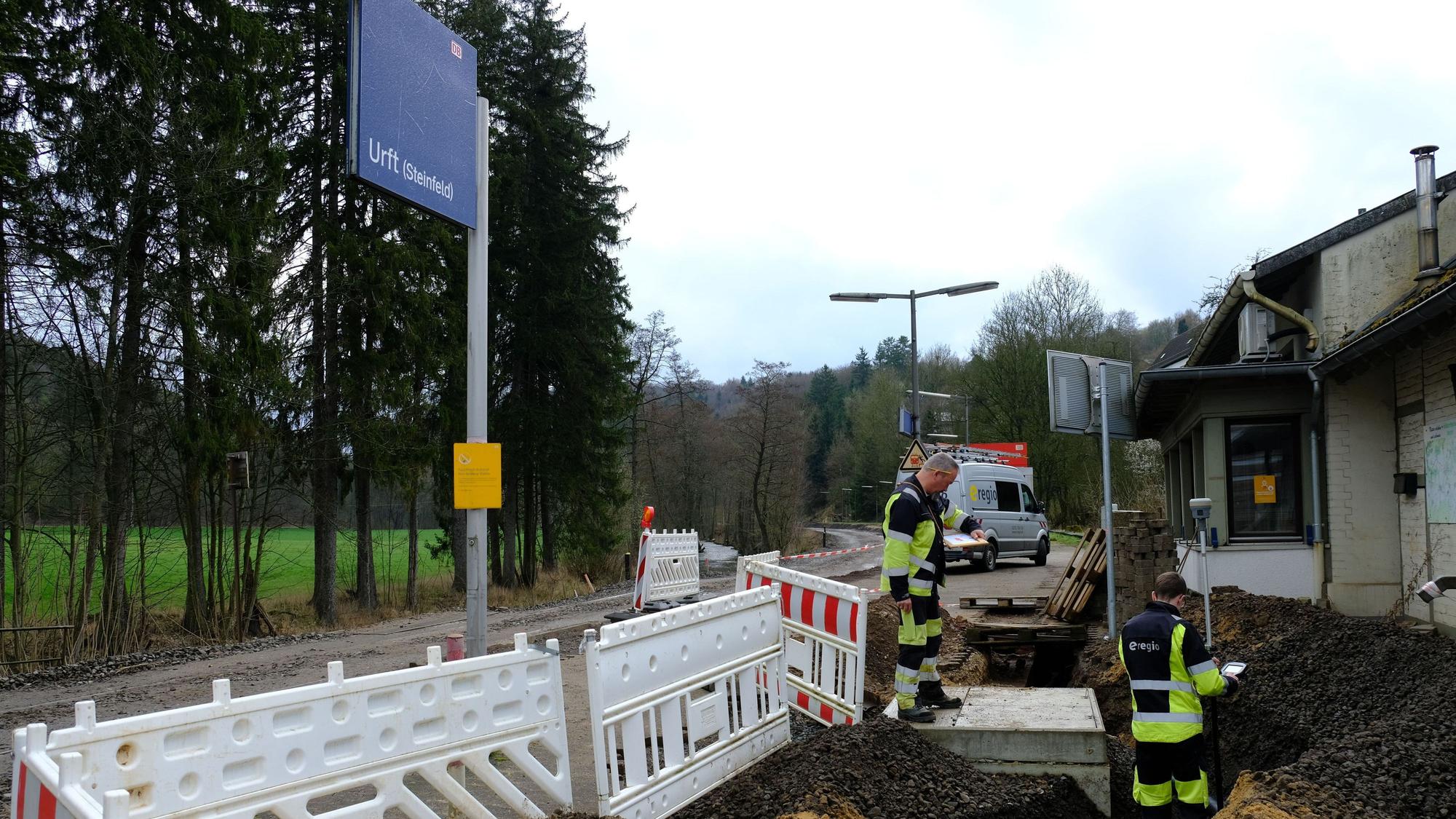 Zwei Mitarbeiter der e-regio am Bahnhof in Urft.