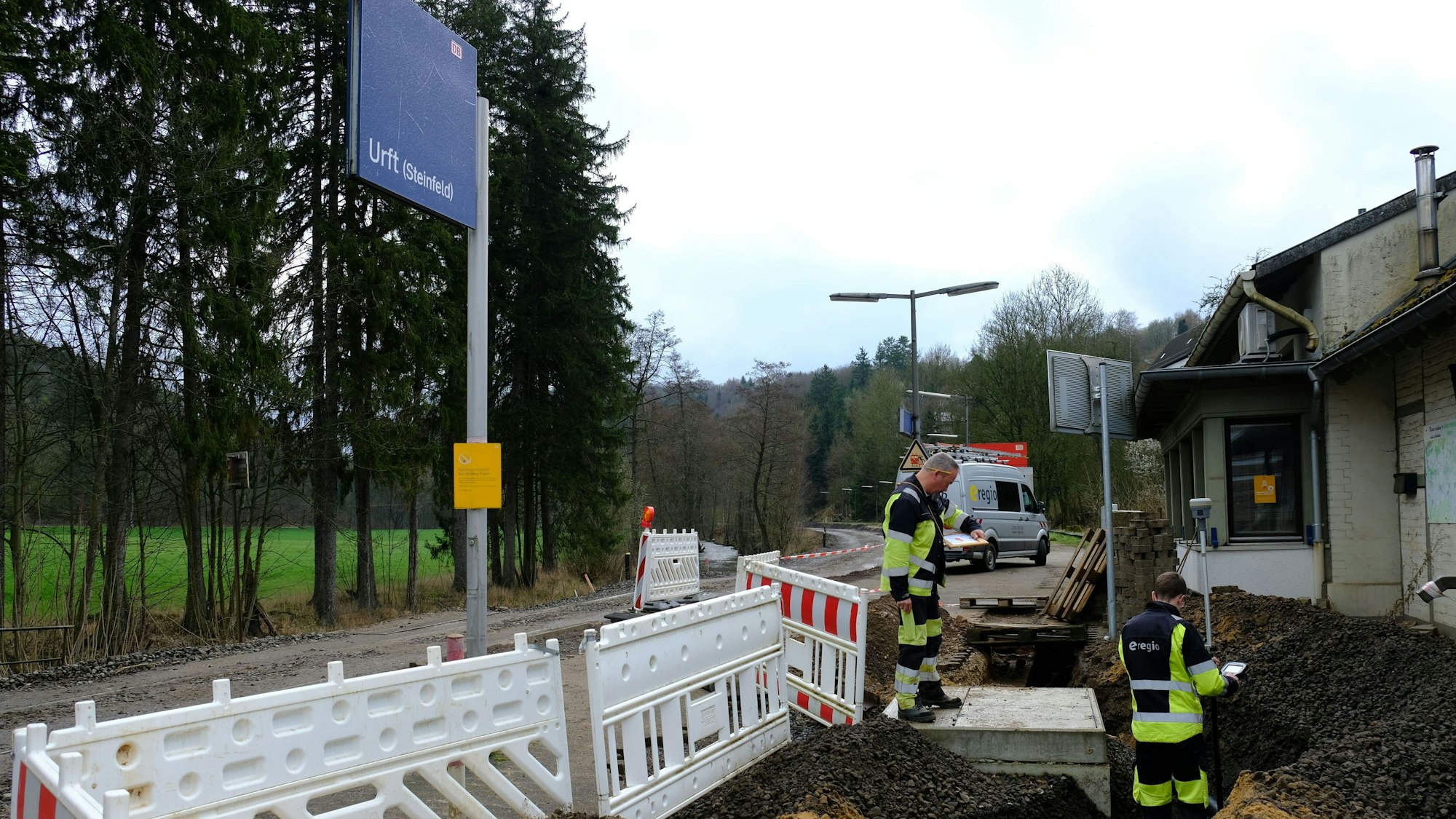 Zwei Mitarbeiter der e-regio am Bahnhof in Urft.