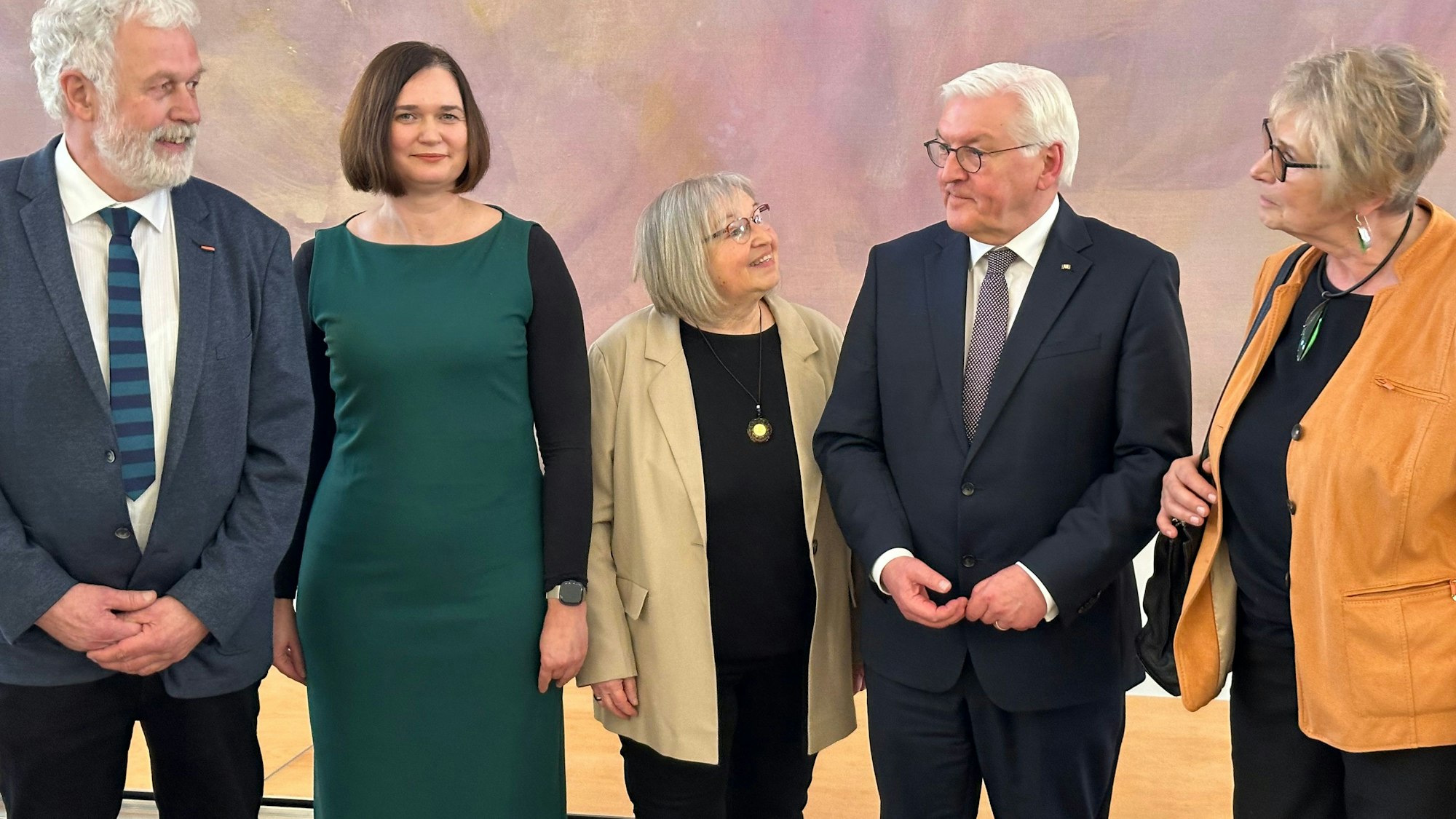 Zum Abschluss des Wettbewerbs empfing Bundespräsident Frank-Walter Steinmeier drei Bewohnerinnen und Bewohner des Ortes Benroth in der Gemeinde Nümbrecht (v.l.): Udo Adolphs (Vorsitzender des Benrother Dorfausschusses Dorf und Natur), die Parlamentarische Staatssekretärin Claudia Müller, Ulrike Adolphs und Helma Hoppe (Vorsitzende des Festausschusses).