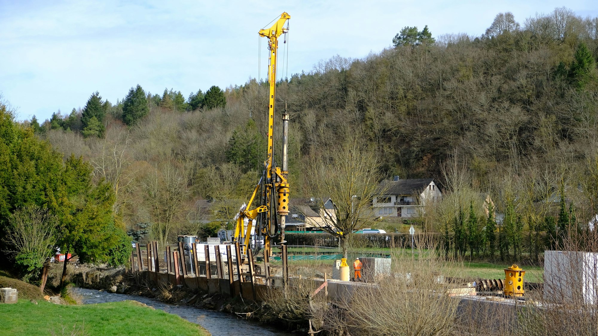 Bauarbeiten zur Errichtung einer Betonstützwand bei Sötenich.